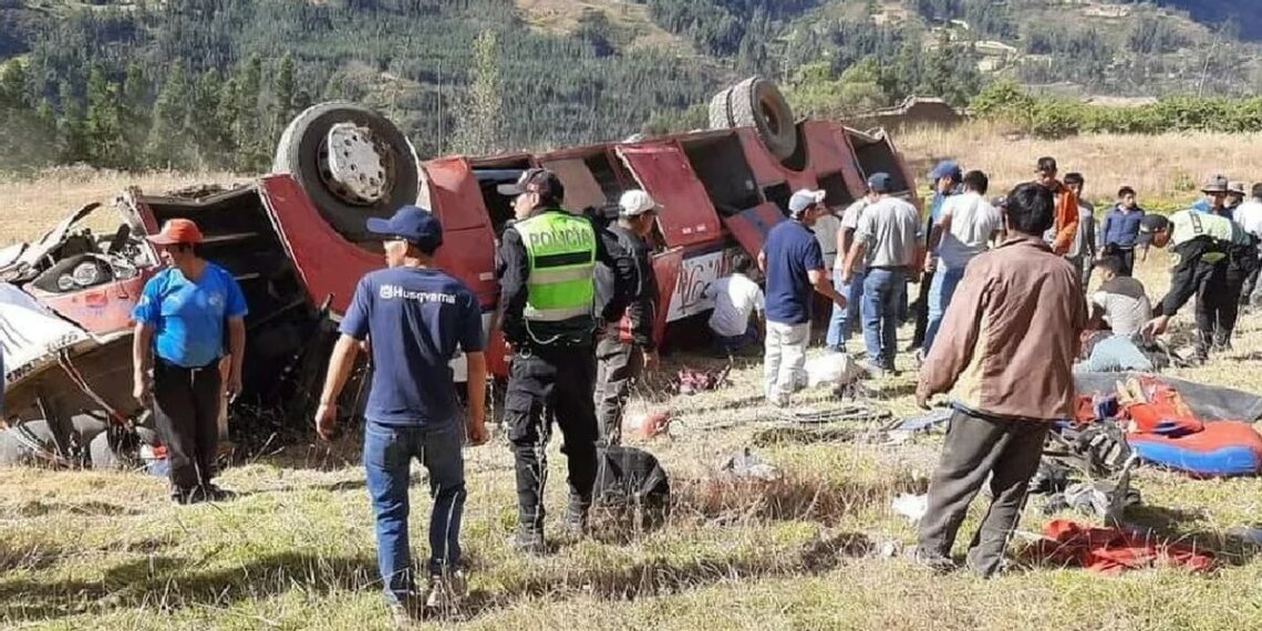 24 personas fallecen tras caída de bus a abismo en carretera Ayacucho