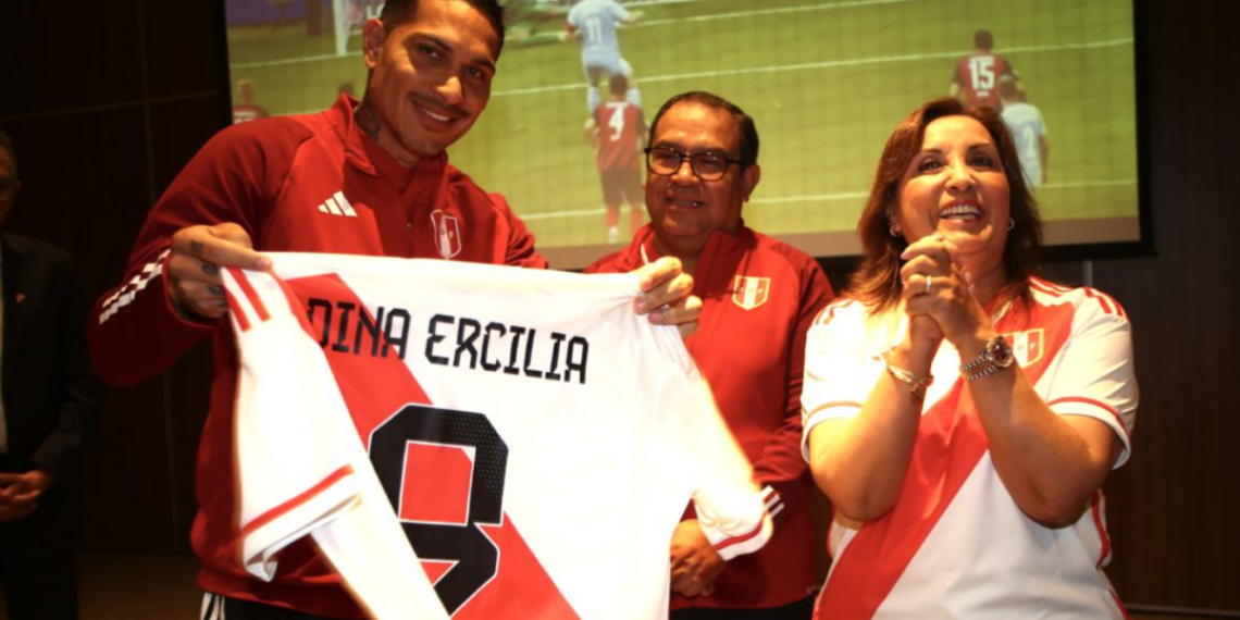 Dina Boluarte visitó a la Selección Peruana previo al partido ante Brasil