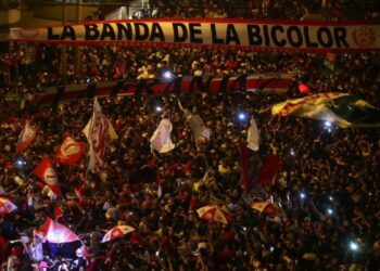 Hinchas realizaron banderazo a las afueras del hotel de concentración