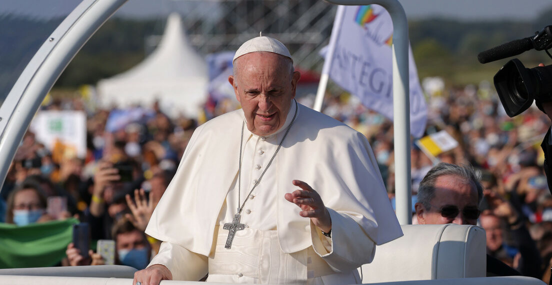 Papa Francisco dice que sacerdotes pueden bendecir uniones de parejas del mismo sexo