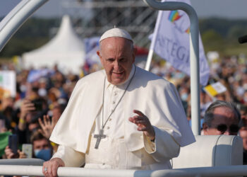 Papa Francisco dice que sacerdotes pueden bendecir uniones de parejas del mismo sexo