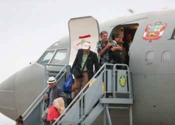 Llegan a Lima 25 peruanos repatriados desde Israel en el avión presidencial