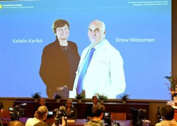 Científicos que descubrieron la vacuna contra la COVID-19 ganan el Nobel de Medicina