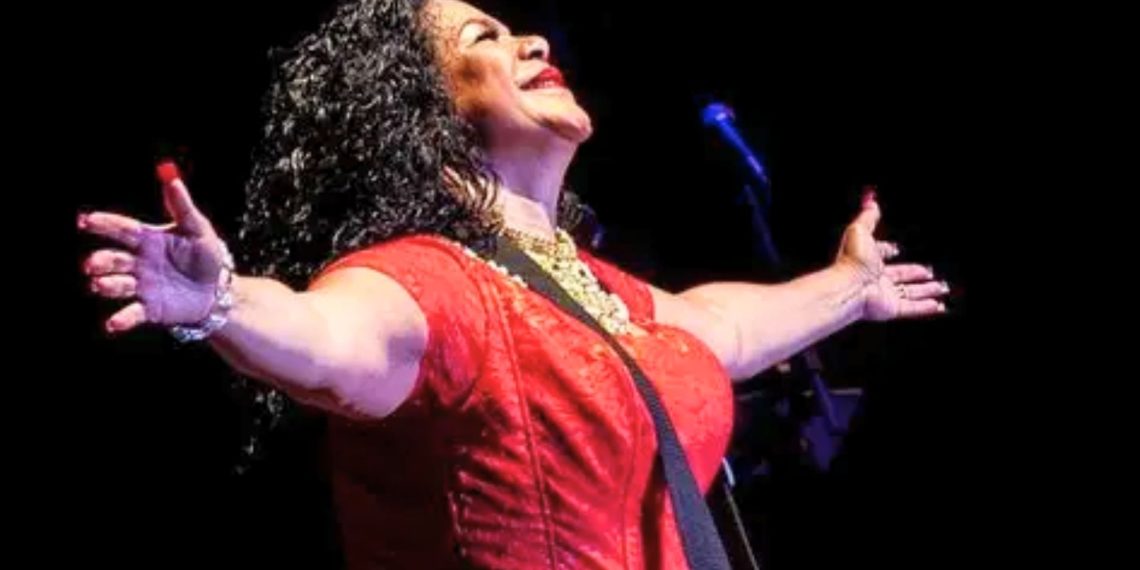 Eva Ayllón y Bareto